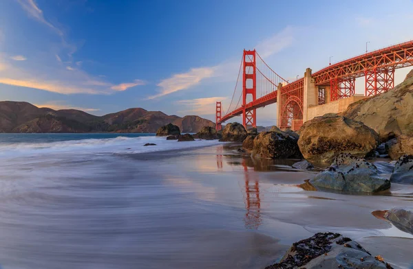 Famosa Vista Del Puente Golden Gate Desde Escondida Apartada Playa — Foto de Stock