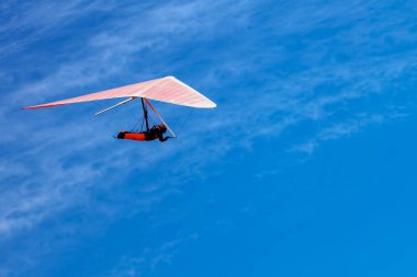 Fort Funston San Francisco, ülkenin önde gelen ihbarları lekelerin, beyaz bir kanat uçan tanımlanamayan hang glider