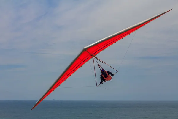 Unidentifiable Hang Glider Flying Orange Wing Fort Funston San Francisco — Stock Photo, Image