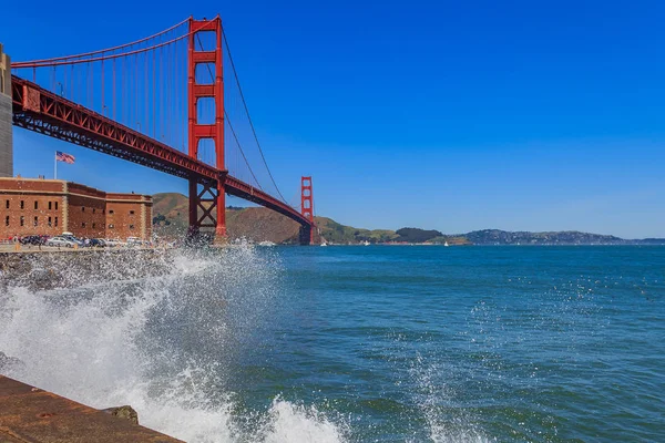 Ondas Batendo Sob Icônica Golden Gate Bridge São Francisco — Fotografia de Stock