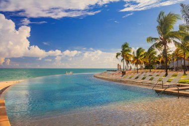 Karayip Denizi ve bir havuz Freeport Bahamalar'da tropikal bir plajda turkuaz su havuzu sandalye