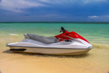 Jet Ski biniciler Freeport Bahamalar'da tropikal bir plajda sahilinde bekliyor