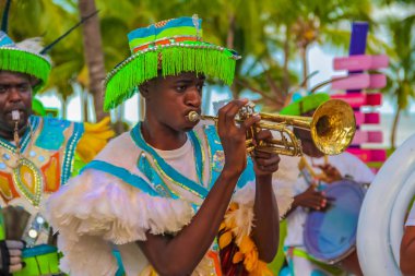 Freeport Bahamalar - 22 Eylül 2011: Freeport Bahamalar'da bir trompet çalmaya Junkanoo Festivali'nde sahne geleneksel kostümler giymiş erkek dansçılar