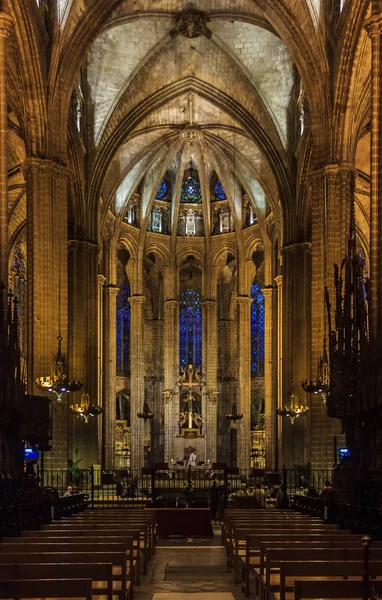 在西班牙巴塞罗那的圣十字大教堂和圣欧拉利亚大教堂或巴塞罗那大教堂 有华丽拱门的黑暗哥特式中殿和祭坛 — 图库照片