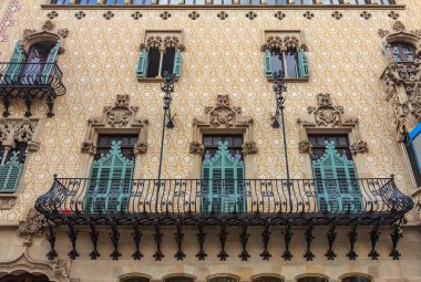 Barcelona, İspanya - 21 Ekim 2013: Antoni Gaudi ve ana turistik Barcelona tarafından tasarlanan cephe bina ünlü Casa Amatller.
