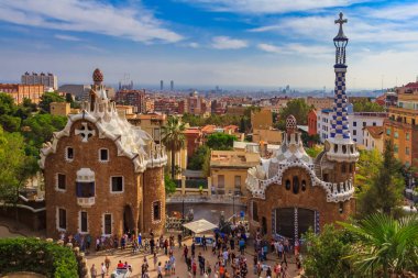 Barcelona, İspanya ünlü Antoni Gaudi Park Guell giriş manzarasında şehir manzarası içinde belgili tanımlık geçmiş iki bina
