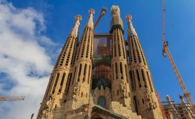 Ünlü Sagrada Familia Katedrali, ediliyor Antoni Gaudi tarafından tasarlanmış bina cephe ayrıntılarını 19 Mart 1882 yılından bu yana inşa. Barcelona, İspanya ana turistik