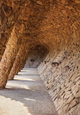 Taş kaldırım ile rock colonnade içinde ünlü Antoni Gaudi Park Guell Barcelona, İspanya