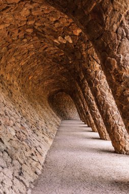Taş kaldırım ile rock colonnade içinde ünlü Antoni Gaudi Park Guell Barcelona, İspanya