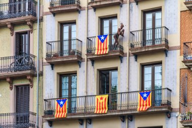 Barcelona İspanya Gothic Quarter balkonda gayri resmi Katalan bağımsızlık bayrağı ile dekore edilmiş 