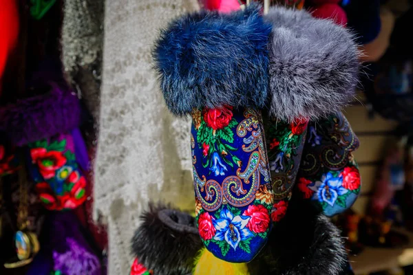 Рынке Открытым Небом Санкт Петербурге Продаются Зимние Перчатки Утепленным Мехом — стоковое фото