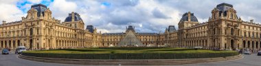 Paris, Fransa - 25 Ekim 2013: Panoramik ünlü Louvre Müzesi, dünyanın en büyük sanat müzeleri ve tarihi bir anıt önünde piramit ile cephe