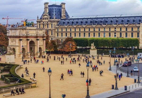 Paris Frankrijk Oktober 2013 Toeristen Lopen Voor Het Beroemde Louvre — Stockfoto