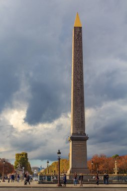 Paris, Fransa - 25 Ekim 2013: En büyük meydanı olan Paris, Place de la Concorde ile Mısır Luksor Dikilitaşı ve arka planda Champs Elysees, Arc du Triompe