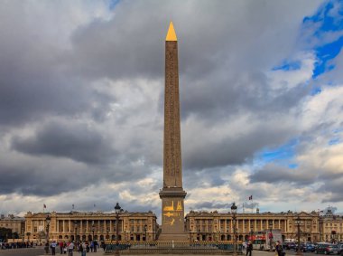 Paris, Fransa - 25 Ekim 2013: En büyük meydanı olan Paris, Place de la Concorde ile Mısır Luksor Dikilitaşı ve arka planda Champs Elysees, Arc du Triompe