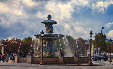 Paris, Fransa - 25 Ekim 2013: Fontaine de la Concorde veya Paris'in en büyük meydanı Place de la Concorde nehirlerdeki Çeşmesi