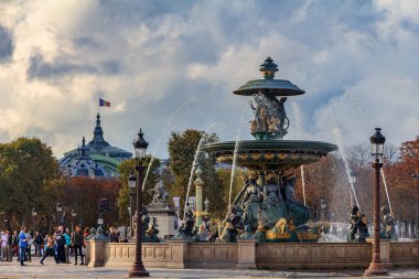 Paris, Fransa - 25 Ekim 2013: Fontaine de la Concorde veya Paris'in en büyük meydanı Place de la Concorde nehirlerdeki Çeşmesi