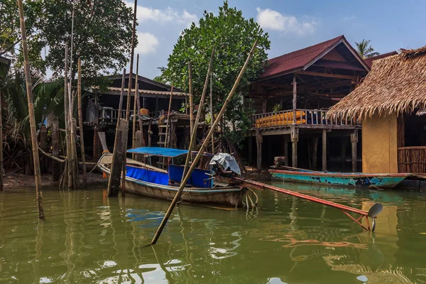 Barche Coda Lunga Attraccate Una Casa Villaggio Pescatori Krabi Thailandia — Foto Stock