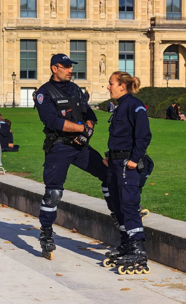París Francia Octubre 2013 Policías Nacionales Armados Hombres Mujeres Patines — Foto de Stock