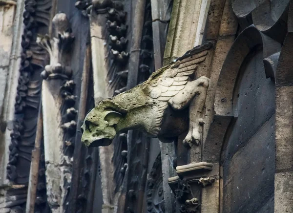 Gotik gargoyles kaplı moss ünlü Notre Dame de Paris Katedrali Paris cephesinde, Fransa