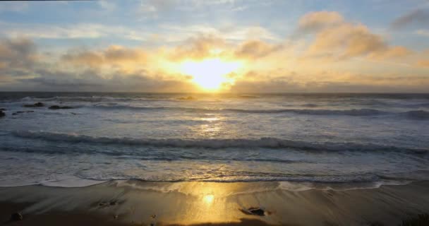 Wellen Krachen Bei Sonnenuntergang Leuchtturm Pigeon Point Der Pazifikküste Nordkaliforniens — Stockvideo