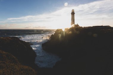 Pescadero yakınındaki Kuzey California Pasifik Okyanusu sahil şeridi üzerinde güvercin noktası deniz feneri tarafından kıyısında gün batımından önce çökmesini dalgalar vintage bir görünüm ile sanatsal güneş patlaması