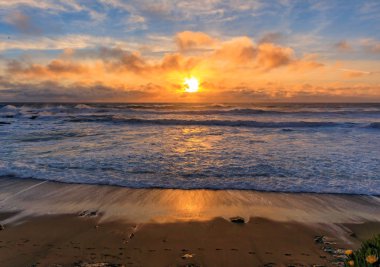 Gün batımı ve ipeksi su dalgalar çökmesini Pescadero yakınındaki Kuzey California Pasifik Okyanusu sahil şeridi üzerinde güvercin noktası deniz feneri tarafından kıyısında uzun pozlama pastel renkler