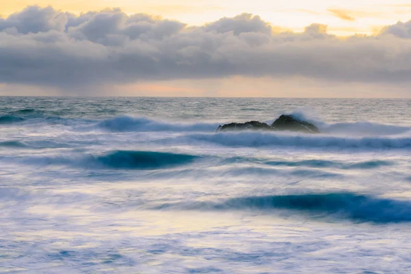 在北加州太平洋沿岸 在北加州太平洋沿岸 鸽子点灯塔长时间暴露海浪冲击海岸 使日落的柔和颜色和柔滑的水 — 图库照片