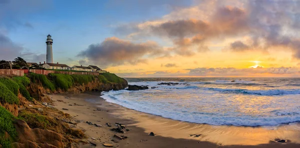 ピジョン ポイント灯台で岸に上陸 Pescadero 近く北カリフォルニア州の太平洋の海岸線に打ち寄せる波の長時間露光から夕日と絹のような水のパステル カラーのパノラマ — ストック写真
