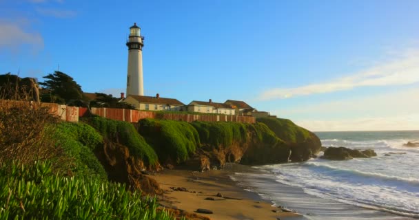 日落时分 在北加州太平洋海岸线靠近佩斯卡德罗的鸽子点灯塔上 海浪在岸边拍打 — 图库视频影像