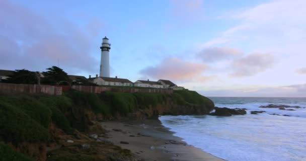 ちょうど日没前にピジョン ポイント灯台で岸に上陸 Pescadero 近く北カリフォルニア州の太平洋の海岸線に打ち寄せる波 — ストック動画