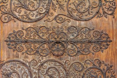 Karmaşık vintage dövme demir scroll iş Notre Dame de Paris Katedrali Paris cephesinde kapı menteşeleri üzerinde Fransa Paris Notre Dame de Paris Katedrali kapılarda metal menteşeler sahte Fransa