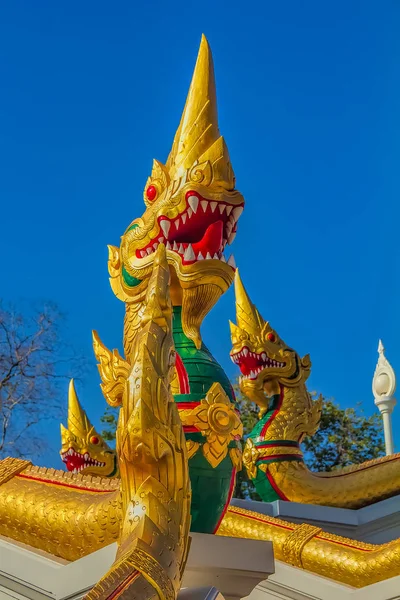 Utsmyckade naga statyer framför den thailändska buddhistiska templet av Wat Kaew Korawaram i Krabi, Thailand — Stockfoto