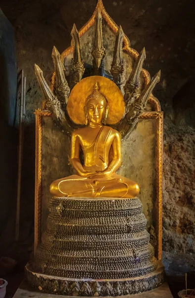 Guld staty av Buddha i Meditation med Naga orm i buddhistiska cave templet Wat Tham Suwankhuha Monkey Cave i Phang Nga Thailand — Stockfoto