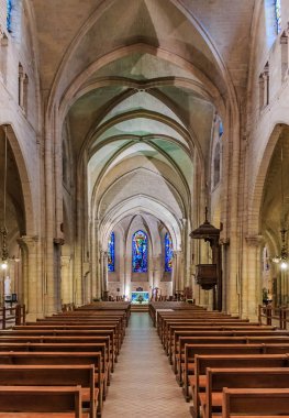 NEF ve Gotik tavana Paroisse Saint Pierre de Montmartre veya Montmartre Paris en eski kiliselerinden biri olan Saint Peter Kilisesi