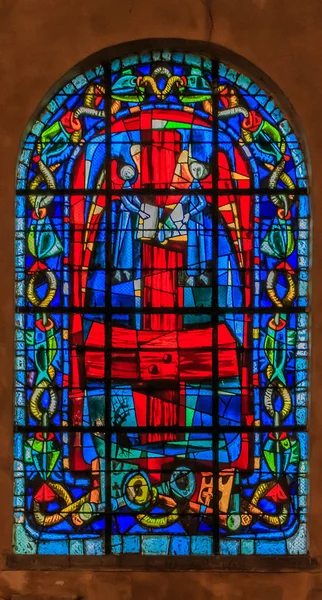 Blyinfattade fönster på Paroisse Saint Pierre de Montmartre eller kyrkan Saint Peter av Montmartre, en av äldsta kyrkor i Paris — Stockfoto