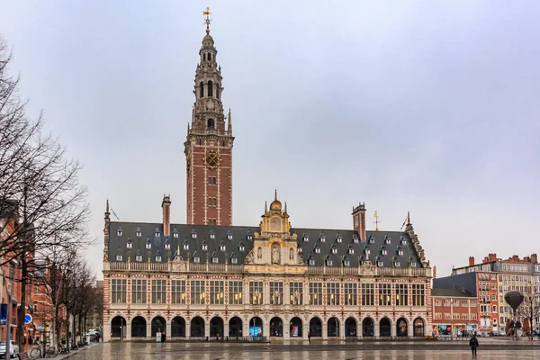 Middeleeuwse uitziende gotische gebouw van de bibliotheek van de Universiteit in Leuven, België — Stockfoto