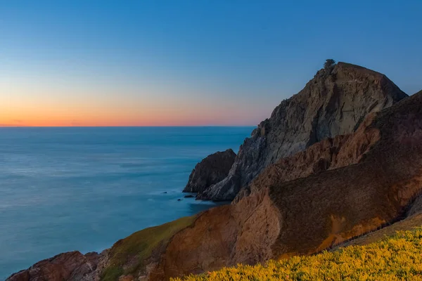 Robusto penhascos costeiros pela trilha Devils Slide na Califórnia ao pôr-do-sol e oceano sedoso de longa exposição — Fotografia de Stock
