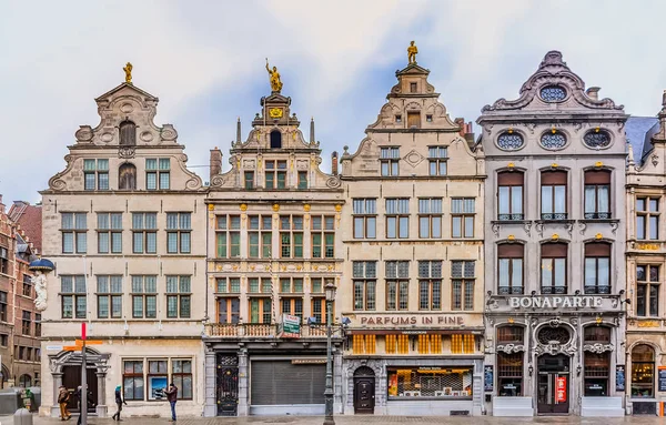 Cityscape com guildas medievais góticas tradicionais na praça Grote Markt, grande praça do mercado na cidade velha Antuérpia, Bélgica — Fotografia de Stock