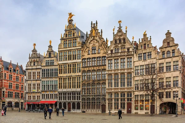 Stadsgezicht met traditionele gotische middeleeuwse gilde op Grote Markt plein, grote markt plein in de oude stad Antwerpen, België — Stockfoto