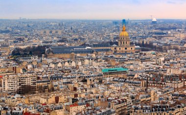 Hava görünümüyle Cathedrale Saint Louis des Invalides Katedrali üstünden Eyfel Kulesi veya Tour Eiffel, Paris, Fransa