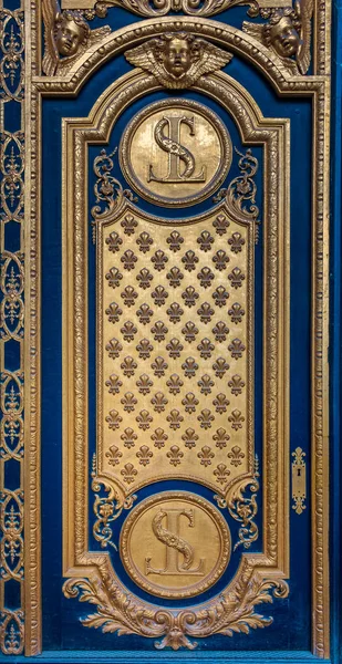 Porta dorata ornata con motivo fleur de lis all'ingresso di Les Invalides a Parigi Francia luogo di sepoltura di Napoleone Bonaparte — Foto Stock