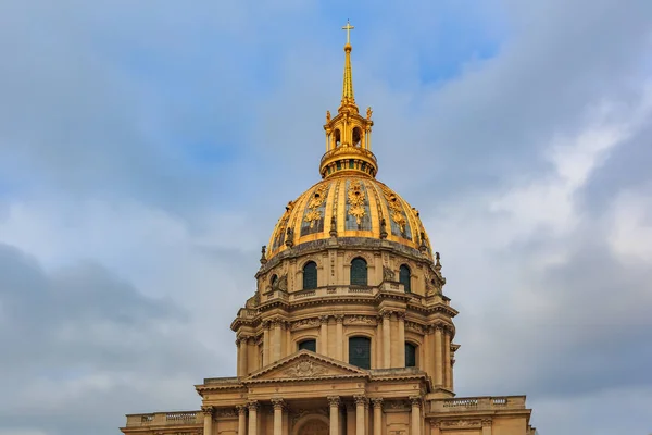 Les Invalides, complex of museums and monuments in Paris, France is the burial site of Napoleon Bonaparte and many war heroes — Stock Photo, Image