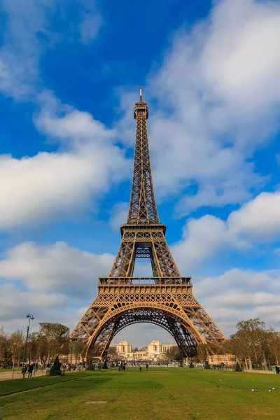 Eiffeltoren of Tour Eiffel gezien vanaf de Champ de Mars in Parijs, Frankrijk op een mooie bewolkte dag — Stockfoto