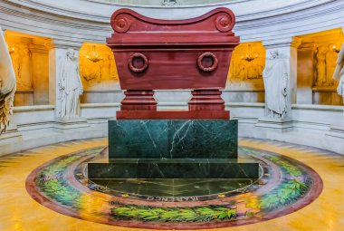 Napolyon Bonapart mezar müze ve anıtlar Paris, Fransa'da Les Invalides kompleks içinde mezar bir site ve birçok savaş kahramanları