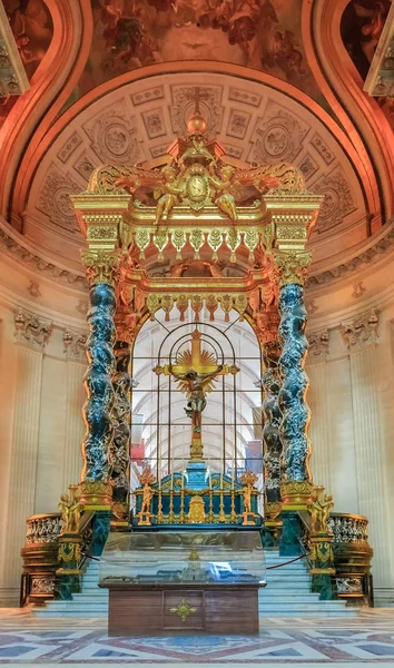 Altar in Saint-Louis-Kathedrale der Invaliden in Paris, Begräbnisstätte für französische Kriegshelden und Napoleon-Bonapartes-Grab — Stockfoto