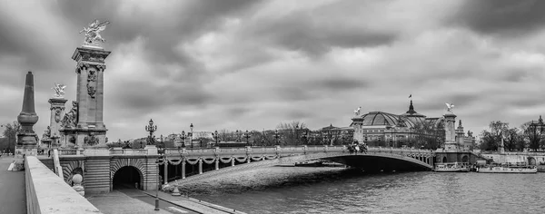 Humeurig panoramisch stadsgezicht met Pont Alexandre-Iii-brug en de rivier de Seine in Parijs in zwart-wit — Stockfoto