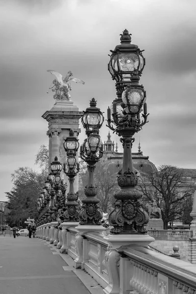 Humeurig stadsgezicht met Pont Alexandre-Iii-brug en de rivier de Seine in Parijs in zwart-wit — Stockfoto