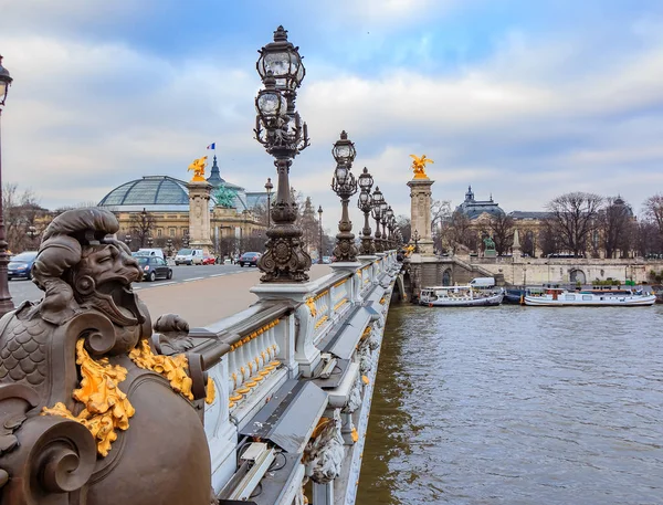 Humeurig stadsgezicht met Pont Alexandre-Iii-brug en de rivier de Seine in Parijs, Frankrijk — Stockfoto