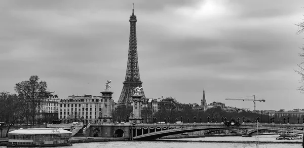Moody panoramic cityscape with Pont Alexandre III bridge, Seine river and Eiffel Tower in Paris, France in black and white — Stock Photo, Image